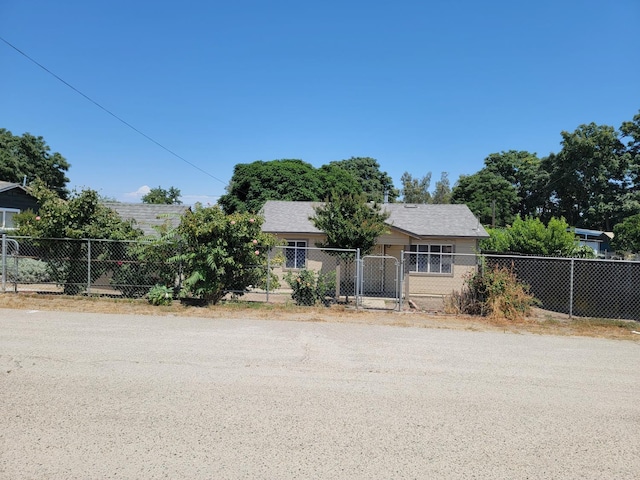 9180 Walker Ct, Reedley, CA 93654 - view of front of property featuring a gate