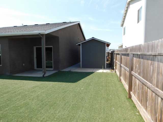 5875 E Pitt Ave, Fresno, CA 93727 - view of yard with a patio area