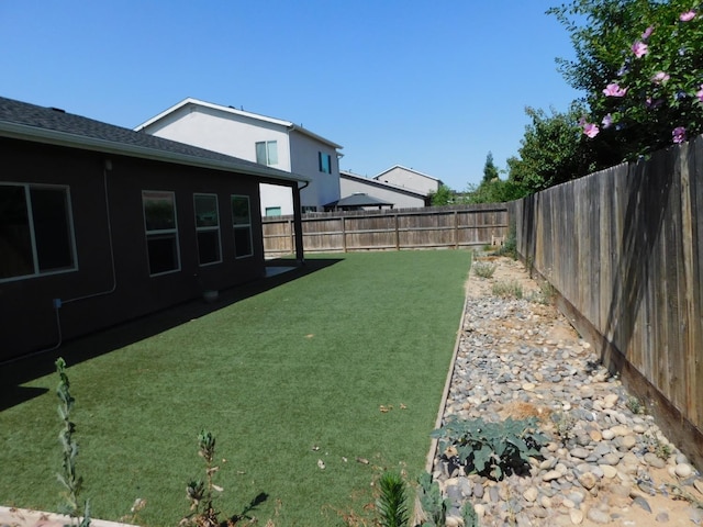 5875 E Pitt Ave, Fresno, CA 93727 - view of yard