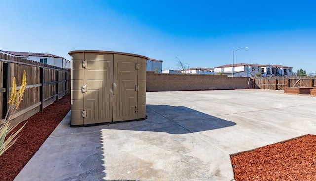 697 E Omaha Ave, Fresno, CA 93720 - fenced backyard featuring a patio