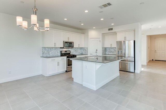 3923 Morris Ave, Clovis, CA 93619 - kitchen with stainless steel appliances, a sink, a chandelier, tasteful backsplash, and recessed lighting