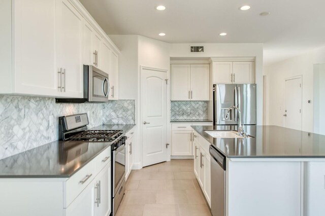 3923 Morris Ave, Clovis, CA 93619 - kitchen with appliances with stainless steel finishes, a sink, recessed lighting, a kitchen island with sink, and decorative backsplash
