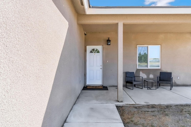 22375 Fairmead Cir, Chowchilla, CA 93610 - doorway to property with stucco siding and a patio area