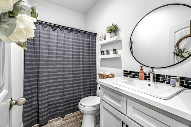 22375 Fairmead Cir, Chowchilla, CA 93610 - full bath with vanity, tasteful backsplash, wood finished floors, and a shower with curtain