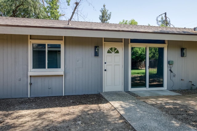 1904 S Fairway Ave, Fresno, CA 93727 - view of exterior entry with roof with shingles