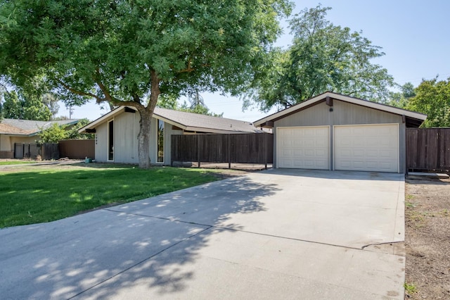 1904 S Fairway Ave, Fresno, CA 93727 - view of front of property featuring a garage and concrete driveway