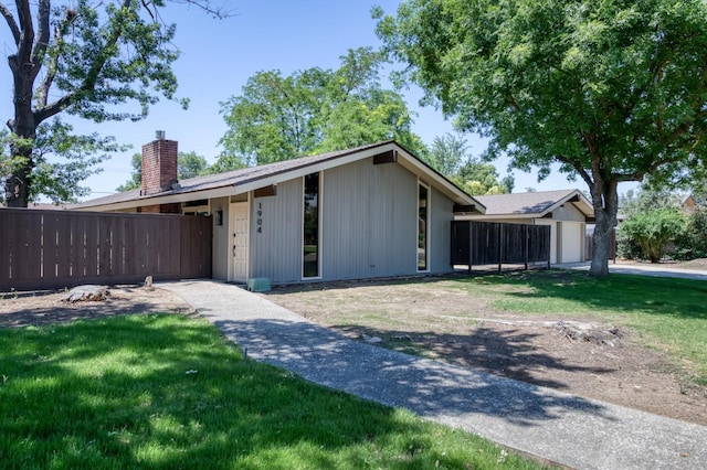 1904 S Fairway Ave, Fresno, CA 93727 - mid-century modern home featuring a chimney