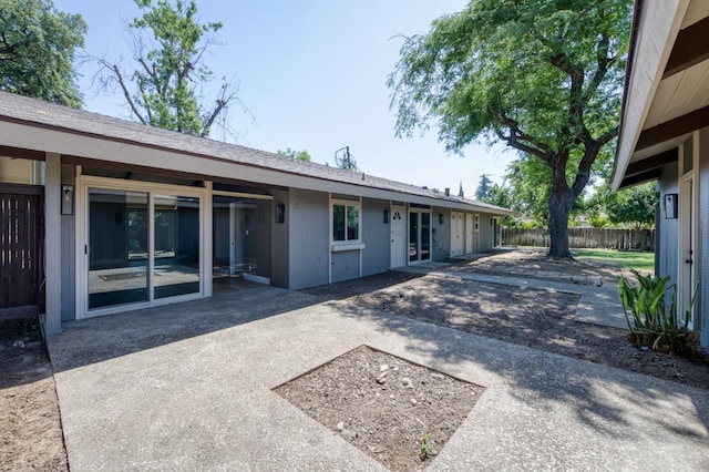 1904 S Fairway Ave, Fresno, CA 93727 - rear view of property featuring a patio area