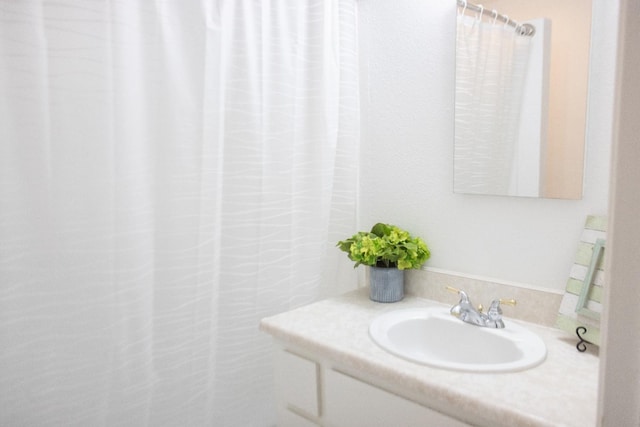 3870 N Fordham Ave, Fresno, CA 93727 - bathroom featuring vanity