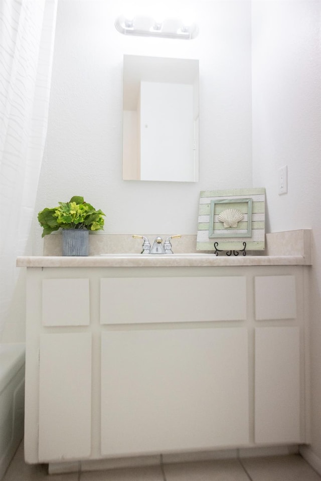 3870 N Fordham Ave, Fresno, CA 93727 - bathroom featuring vanity