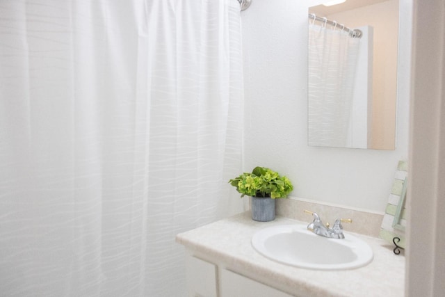 3870 N Fordham Ave, Fresno, CA 93727 - bathroom with vanity