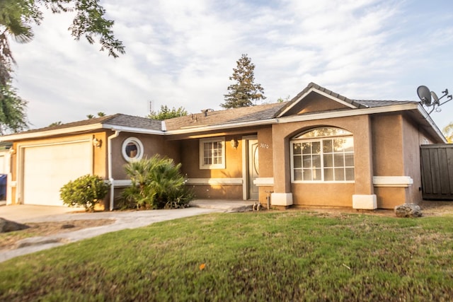 3870 N Fordham Ave, Fresno, CA 93727 - ranch-style home featuring an attached garage, stucco siding, and a front lawn