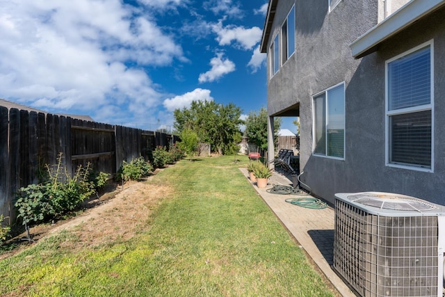 1085 Stanford Ave, Madera, CA 93637 - fenced backyard with a patio area