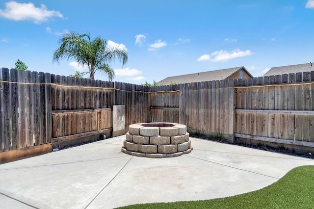 976 Daisy Ct, Dinuba, CA 93618 - view of patio / terrace featuring an outdoor fire pit