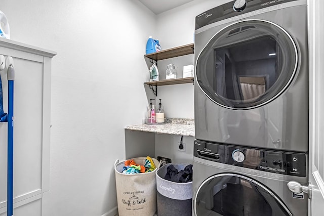 976 Daisy Ct, Dinuba, CA 93618 - laundry area with stacked washer and clothes dryer