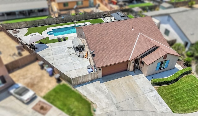 976 Daisy Ct, Dinuba, CA 93618 - view of subject property featuring a pool area