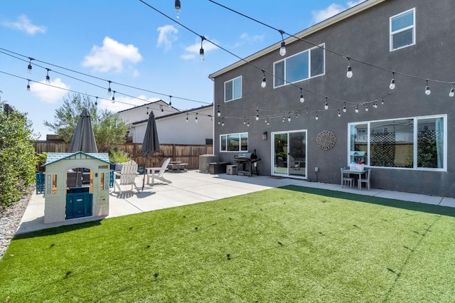 827 Vintage Ave, Clovis, CA 93619 - back of property with stucco siding and a patio area