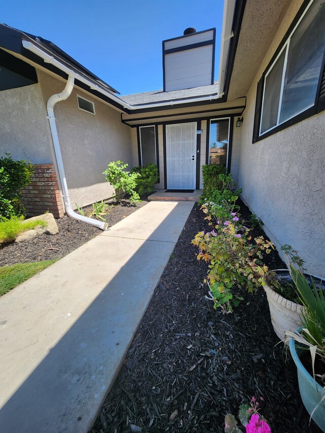 6536 N Tracy Ave, Fresno, CA 93722 - entrance to property with stucco siding