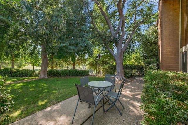 5532 N El Adobe Dr, Fresno, CA 93711 - view of patio with outdoor dining space