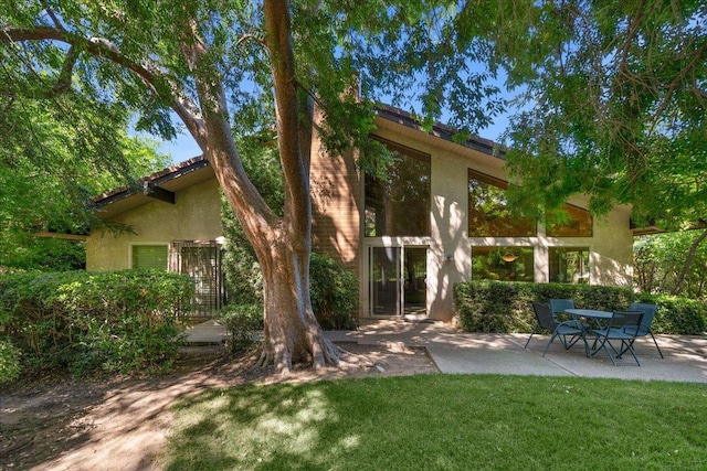 5532 N El Adobe Dr, Fresno, CA 93711 - back of house featuring stucco siding, a patio, and a yard