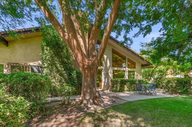 5532 N El Adobe Dr, Fresno, CA 93711 - view of green lawn featuring a patio