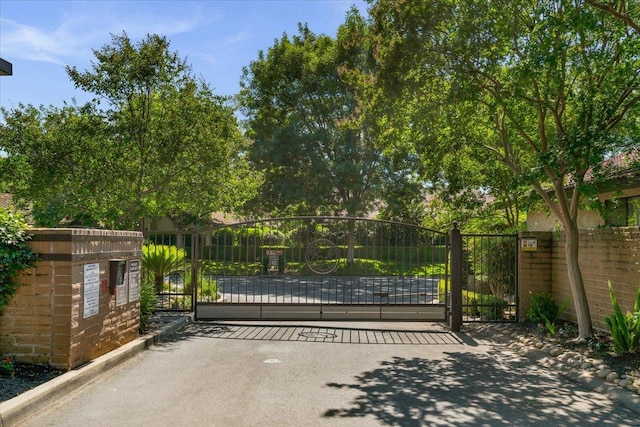 5532 N El Adobe Dr, Fresno, CA 93711 - view of gate