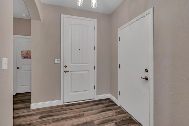 1160 Summit Ct, Madera, CA 93638 - foyer entrance with wood finished floors and baseboards
