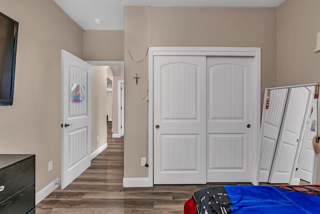 1160 Summit Ct, Madera, CA 93638 - bedroom with wood finished floors, a closet, and arched walkways