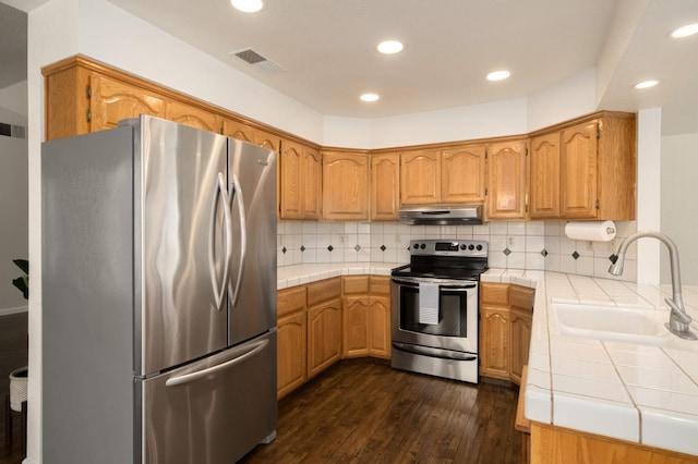 841 Whittier Ave, Clovis, CA 93611 - kitchen with stainless steel appliances, tile countertops, dark wood-type flooring, under cabinet range hood, and recessed lighting