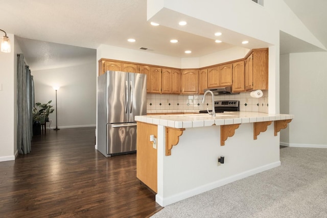841 Whittier Ave, Clovis, CA 93611 - kitchen with appliances with stainless steel finishes, tile counters, recessed lighting, a peninsula, and a breakfast bar