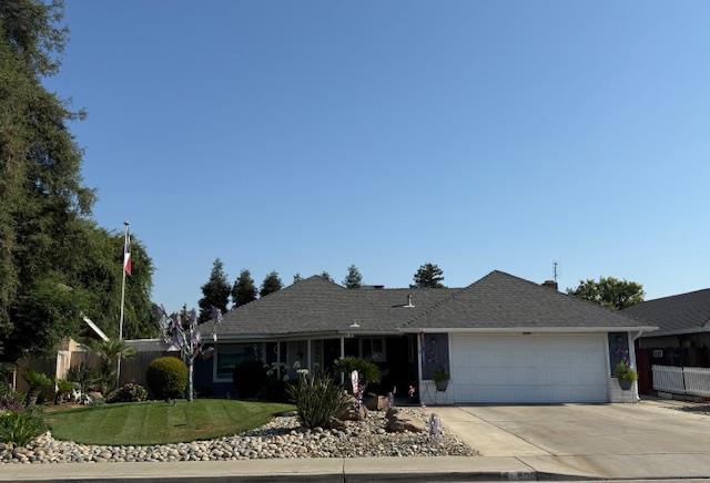 605 E Davis Dr, Dinuba, CA 93618 - ranch-style house featuring an attached garage, concrete driveway, and a front yard