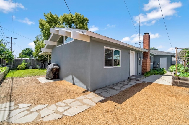 42 W Rall Ave, Clovis, CA 93612 - view of front of home with stucco siding