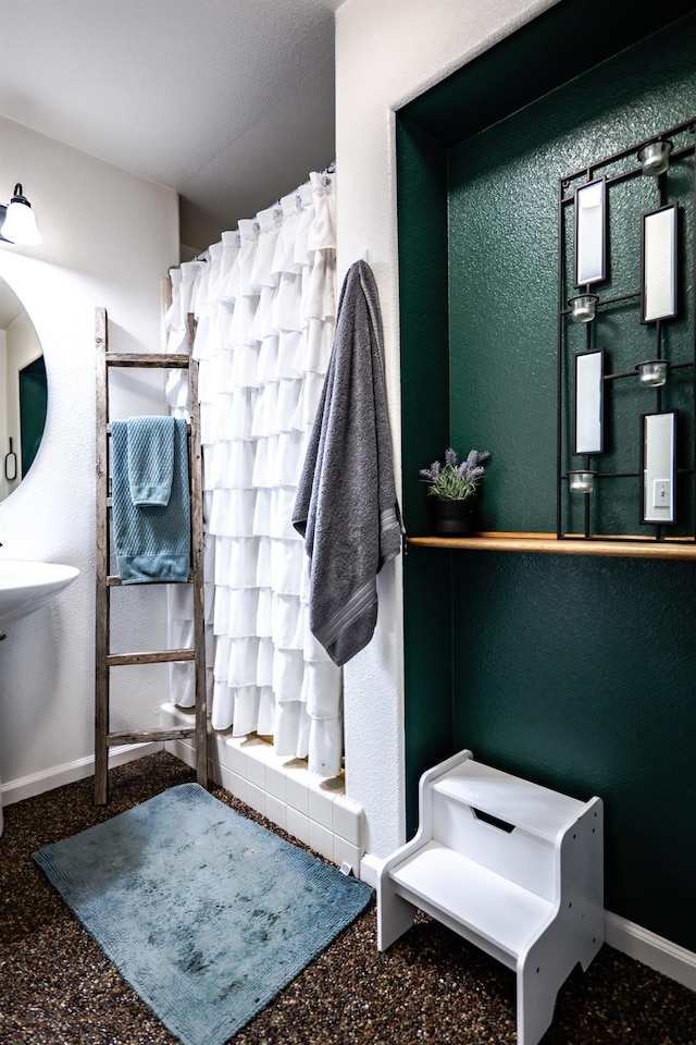 10080 N Dearing Ave, Fresno, CA 93730 - bathroom with baseboards