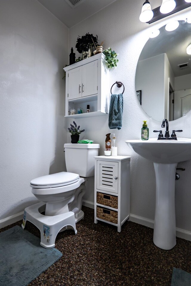 10080 N Dearing Ave, Fresno, CA 93730 - bathroom with baseboards and toilet