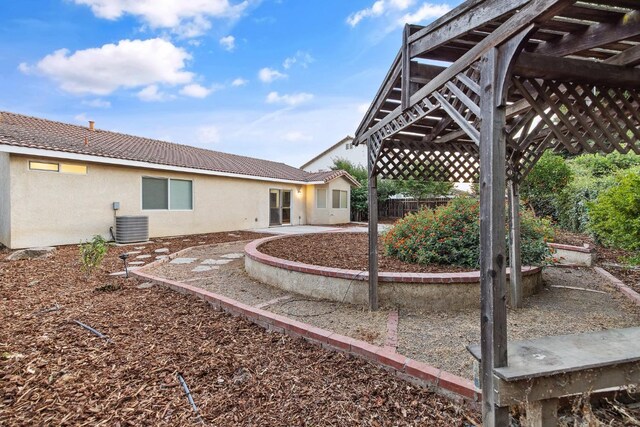 2540 E Seeger Ave, Visalia, CA 93292 - view of yard featuring a patio area and a pergola