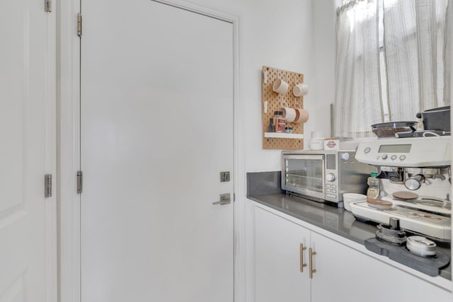 1961 Oak Ln, Clovis, CA 93611 - view of indoor dry bar