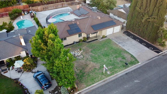 521 Williams Ave, Madera, CA 93637 - aerial view of property and surrounding area with a pool