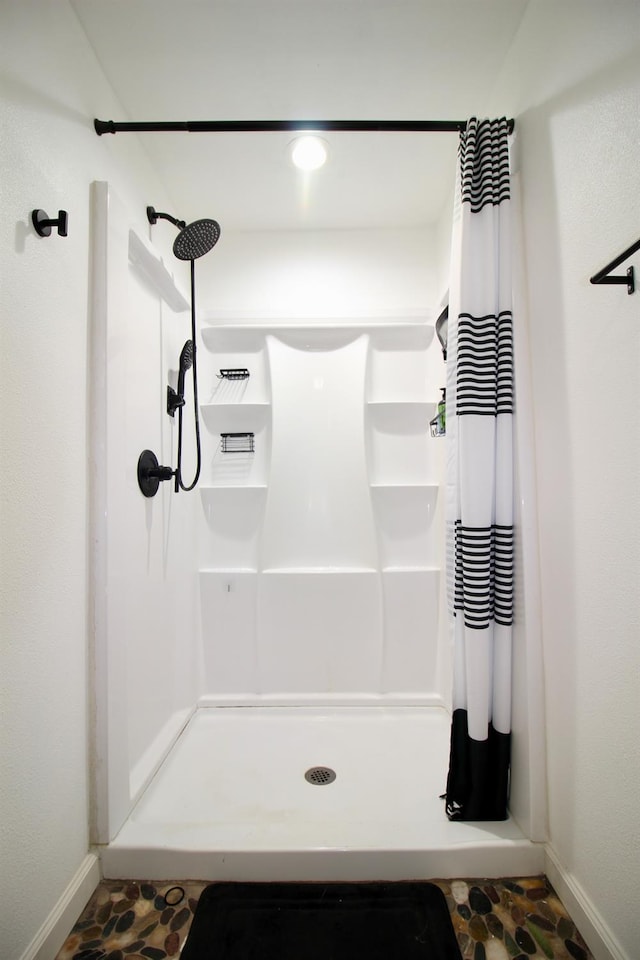 521 Williams Ave, Madera, CA 93637 - bathroom featuring a shower with curtain