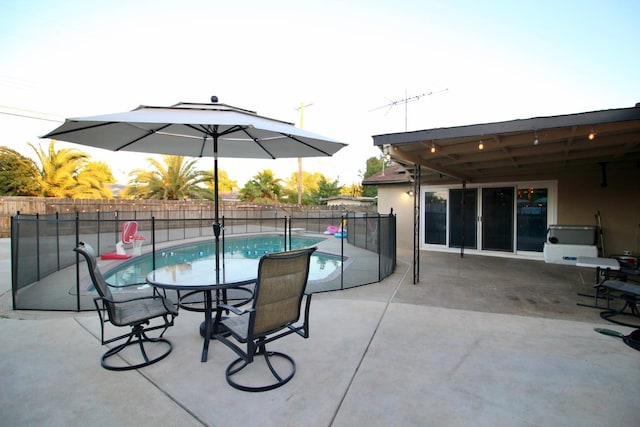 521 Williams Ave, Madera, CA 93637 - view of swimming pool with a patio area
