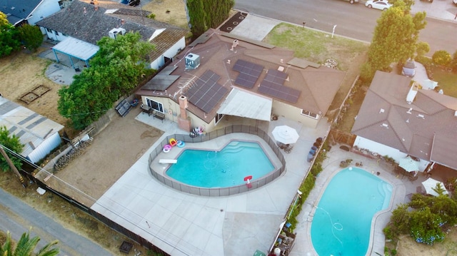 521 Williams Ave, Madera, CA 93637 - aerial view of property and surrounding area with a pool