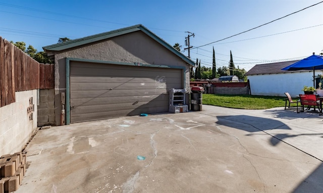 2004 E Clinton Ave, Fresno, CA 93703 - view of detached garage