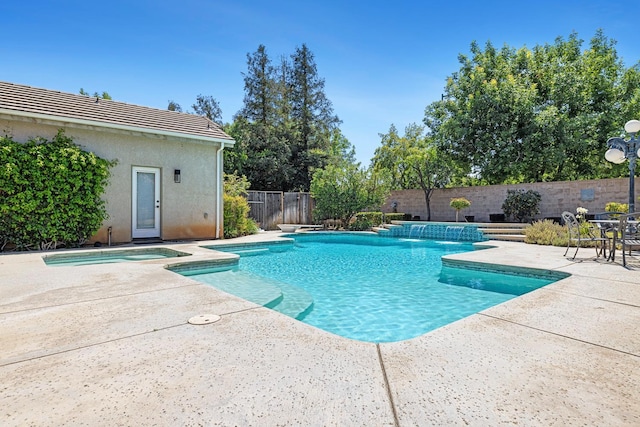 1552 N Gateway Ave, Clovis, CA 93619 - view of pool featuring an in-ground hot tub, a patio area, and a fenced backyard