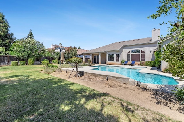 1552 N Gateway Ave, Clovis, CA 93619 - view of pool with a patio and a fenced backyard