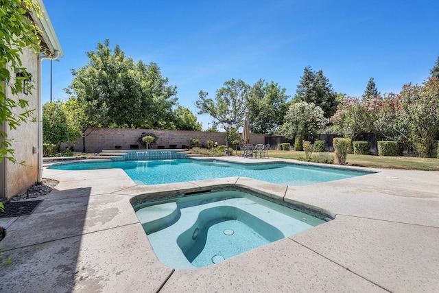 1552 N Gateway Ave, Clovis, CA 93619 - view of pool with an in-ground hot tub, a patio, and a fenced backyard