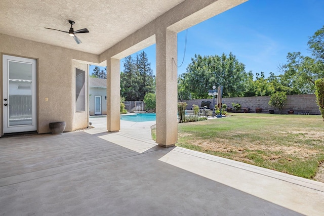 1552 N Gateway Ave, Clovis, CA 93619 - fenced backyard with ceiling fan and a patio