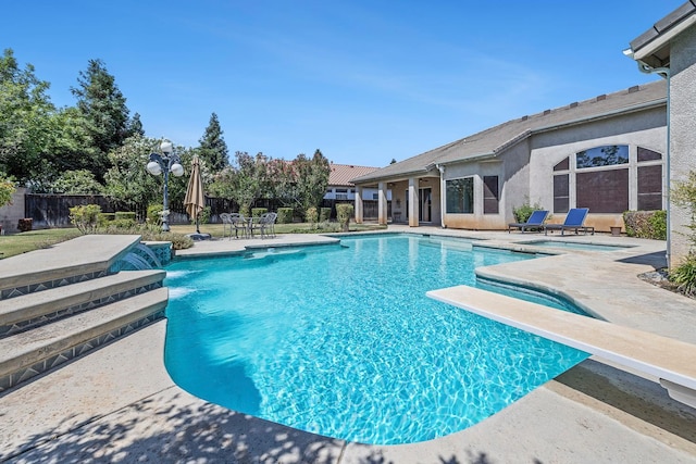 1552 N Gateway Ave, Clovis, CA 93619 - view of pool with a diving board, a patio area, and an outdoor hot tub