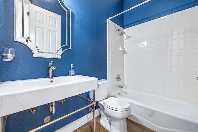 1552 N Gateway Ave, Clovis, CA 93619 - bathroom featuring wood finished floors, bathtub / shower combination, and a textured wall