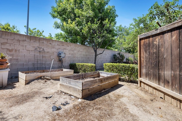 1552 N Gateway Ave, Clovis, CA 93619 - view of patio featuring a garden