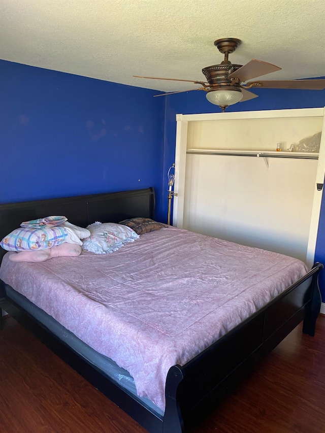 5288 N Piedra Rd N, Sanger, CA 93657 - bedroom featuring wood finished floors, ceiling fan, and a textured ceiling