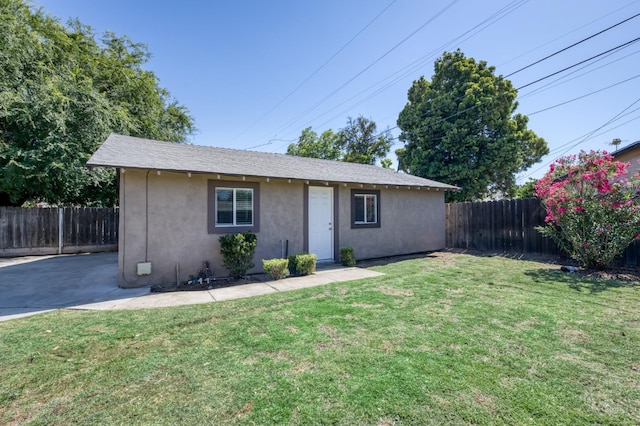 1437 N San Pablo Ave, Fresno, CA 93728 - single story home with stucco siding, a fenced backyard, and a patio area